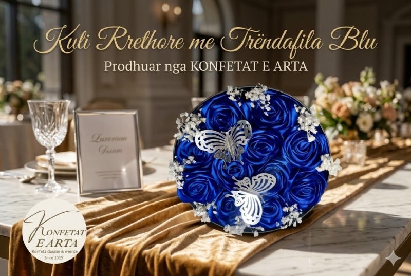 Kuti Rrethore me Trëndafila Blu nga KONFETAT E ARTA, kuti me trendafila blu me lule saten, dhurate me trendafila e personalizuar, kuti romantike me lule artificiale, dhurate elegante me lule per evente, kuti dekorative me trendafila